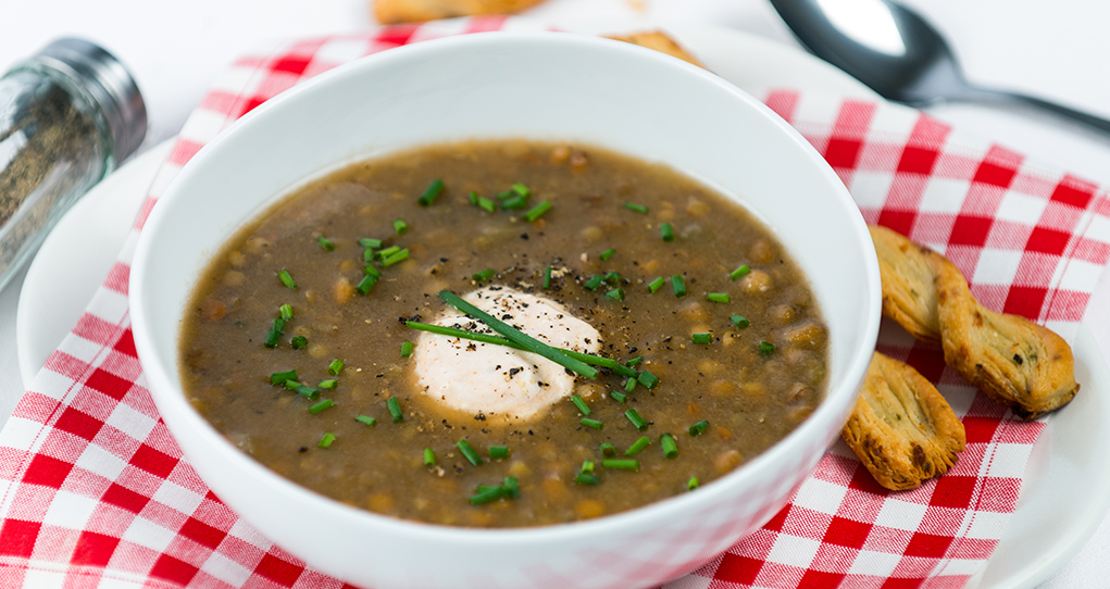 Soupe aux lentilles avec sauce chipotle image