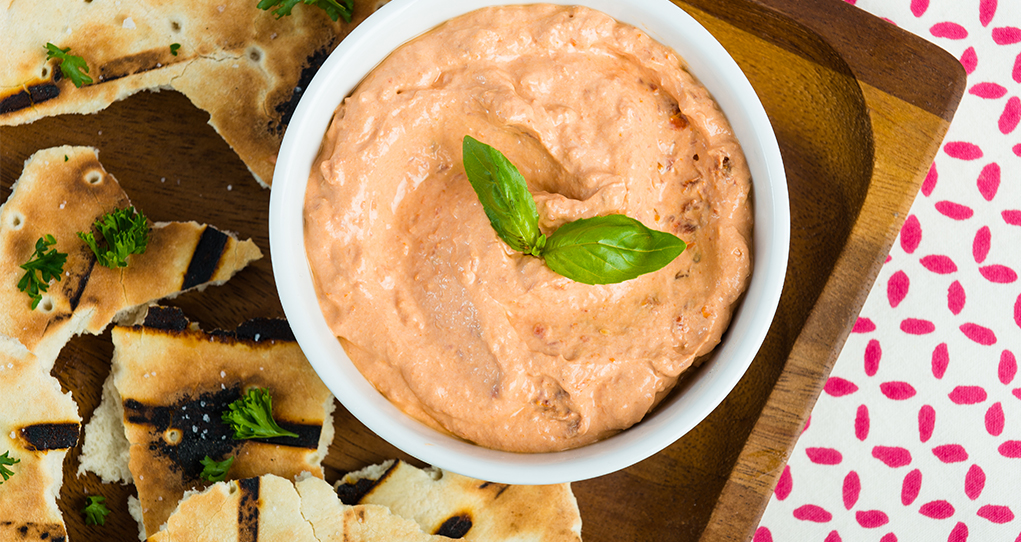 Tartinade au yogourt, aux tomates séchées au soleil et aux fines herbes image