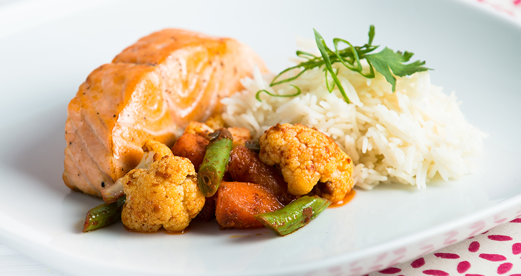 Saumon tandoori au biryani de légumes, sauce au cari et au lait de coco image