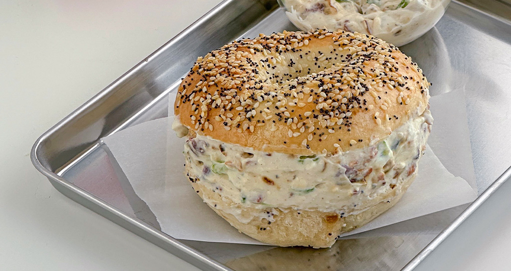 Tartinade de yogourt au bacon et aux oignons verts image