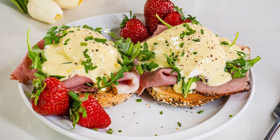 Œufs bénédictine à la montréalaise avec crème hollandaise image